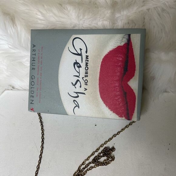 Red lips book cover crossbody bag extremely elegant pre owned . - Picture 4 of 11